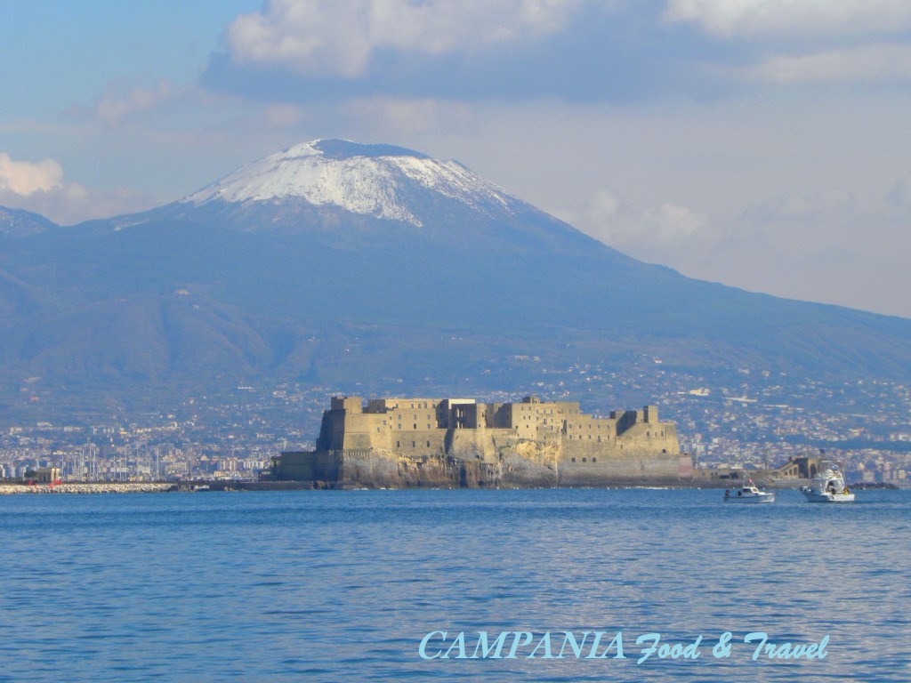 Castel dell'Ovo con il Vesuvio alle spalle