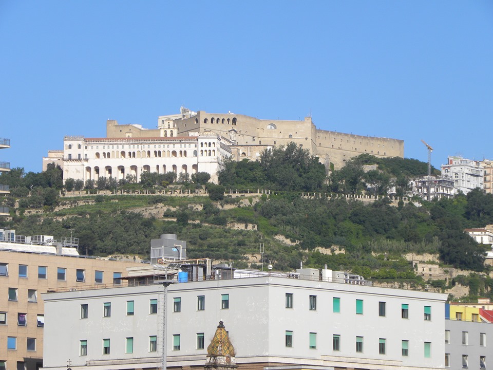 Visione della figura imponente del Castelo sul colle Sant'Elmo